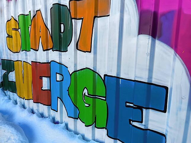 Buntes Graffiti vor dem Kindergarten Stadtzwerge, der aktuell geschlossen ist.