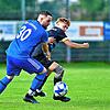 Den Ball im Blick. Zweikampf zwischen dem Schönenbacher Alexander Hagner (blaues Trikot) und dem Obereschacher Tim Goltz. Nach 90 ...