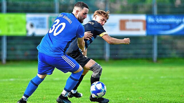Den Ball im Blick. Zweikampf zwischen dem Schönenbacher Alexander Hagner (blaues Trikot) und dem Obereschacher Tim Goltz. Nach 90 ...