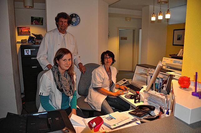Arzt Alfred Müller mit zwei seiner vier Arzthelferinnen: Franziska Lüber (links) und Diana Pfleghaar.