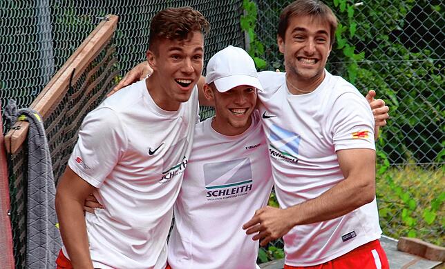 Nach dem Titelgewinn im Juli 2019: Marvin Kromer wird von Leon Back (links) und Klaus-Daniel Umland gefeiert. Kromer gewann das ...
