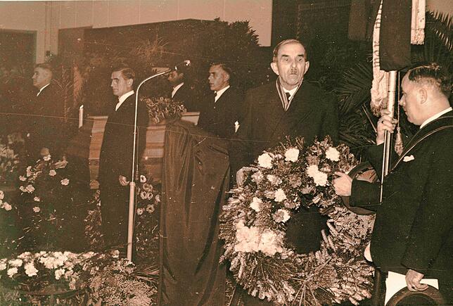 Anteilnahme: Albert Rupp legte bei der Trauerfeier für den am 26. Dezember 1954 verstorbenen Alfred Hauber einen Kranz nieder. Am Sarg ...