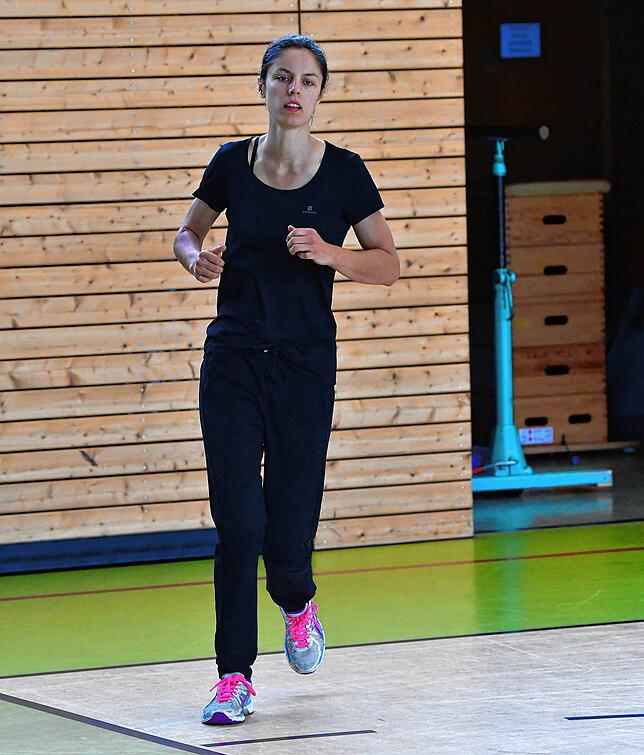 Bild 2: So trainiert Kunstradfahrerin Alisa Lais vom RSV Wallbach ihr Programm