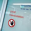 Symbolfoto: Die Aufschrift &ldquo;STOP Intensivstation&bdquo; klebt in der Asklepios Klinik an einer automatischen Glastür. Fast 90 ...
