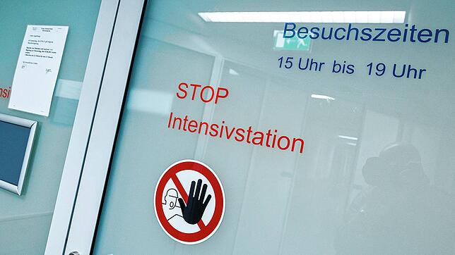 Symbolfoto: Die Aufschrift &ldquo;STOP Intensivstation&bdquo; klebt in der Asklepios Klinik an einer automatischen Glastür. Fast 90 ...