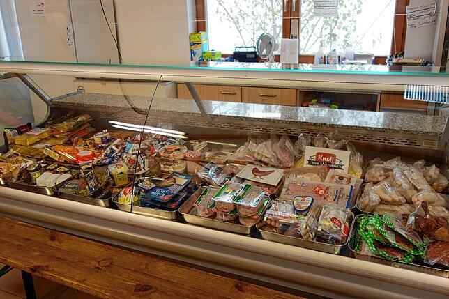 Seitdem ein lokaler Metzger als Spender hinzugekommen ist, hat sich die Theke mit den Wurstwaren wieder mehr gefüllt.