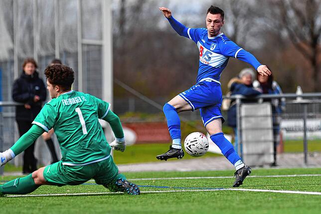 Zu wenig: Sebastian Schmidt (rechts) gleicht hier zwar zwischenzeitlich aus, doch am Ende kassierte der FC Erzingen eine 1:3-Niederlage ...