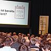 Wolfgang Heine, Geschäftsführer des Regionalverbandes Bodensee-Oberschwaben, informiert im ersten Sachvortrag im vollbesetzten ...