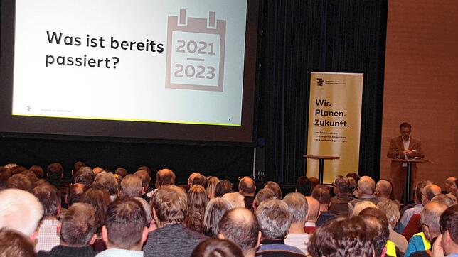 Wolfgang Heine, Geschäftsführer des Regionalverbandes Bodensee-Oberschwaben, informiert im ersten Sachvortrag im vollbesetzten ...