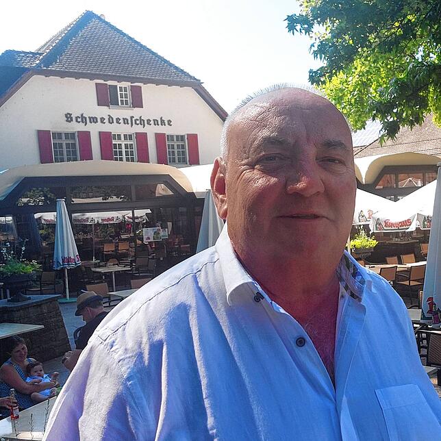 (Archivbild) Herbert Brand vor der Schwedenschenke auf der Insel Mainau, die mehr als 40 Jahre lang seine berufliche Heimat darstellte.