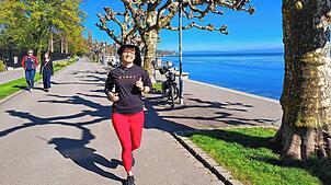 Die Ultraläuferin Tanja Ratheisky wärmt sich in Konstanz schon mal für ihren Spendenlauf um den Bodensee auf. Startschuss ist am ...