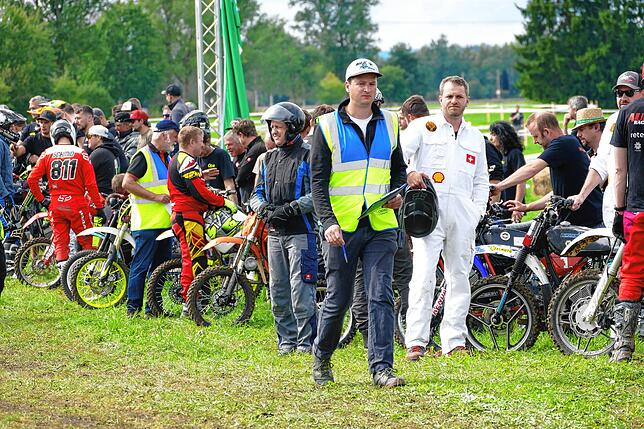 Bild 24: Benzingeruch, Action und dröhende Motoren: Der Mofa-Mania Fünfkampf der Motorsportfreunde Pfohren