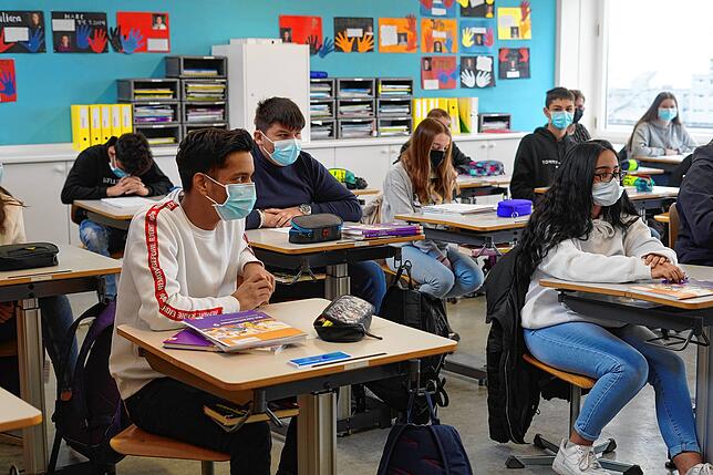 Schüler der Abschlussklasse in Neuhausen am Rheinfall. Anders als in Deutschland haben Schulen in der Schweiz dauerhaft offen.