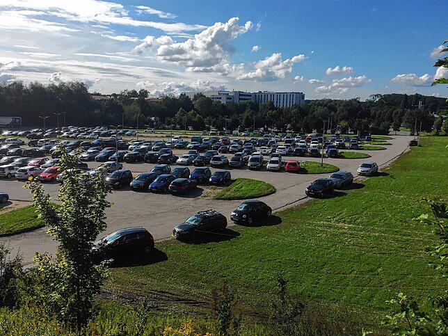 Der Parkplatz P7 ist als Messe-Parkplatz ausgewiesen, wird aber auch von ZF-Mitarbeitern genutzt.
