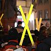 Das X wird zum Symbol des Lützerath-Protests. Auch am Mittwochabend hielten es viele Demonstrierende in Konstanz in die Höhe.