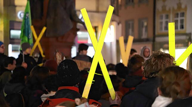 Das X wird zum Symbol des Lützerath-Protests. Auch am Mittwochabend hielten es viele Demonstrierende in Konstanz in die Höhe.