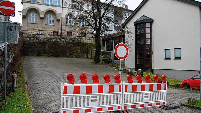 Jetzt steht es fest: Die Absperrung an der Einfahrt zum ehemaligen Parkplatz neben dem Palottiheim wird bleiben