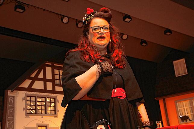 Ein absolutes Knallbonbon mit Lachgarantie: Hilgi – Die Frau für alle Fälle (Jessica Zimara).