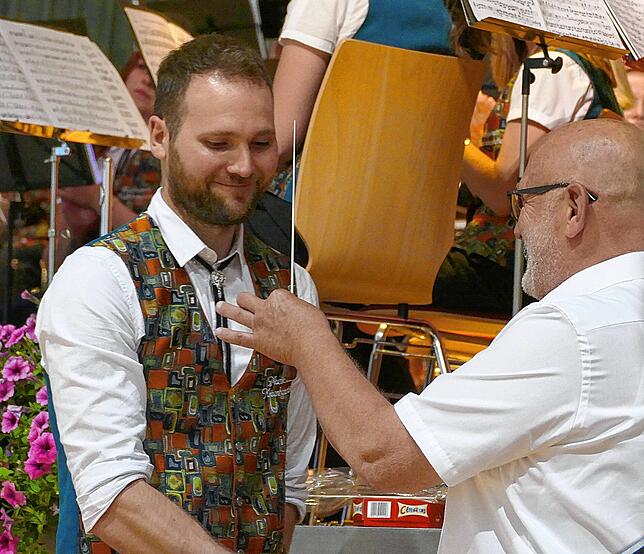 Dirigent David Dreher bei seiner Amtseinführung während des Jahreskonzerts im vergangenen Jahr im Bürgersaal von Kreenheinstetten. ...
