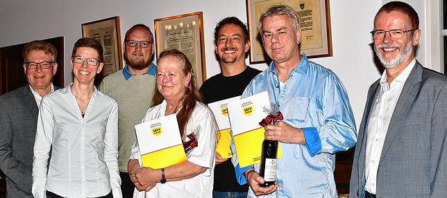 Aktiv im Fußball: Roland Kuhne und Katharina Keßler (von links) überreichten mit SBFV-Präsident Reinhold Brandt (rechts) an Tino Pardon, ...