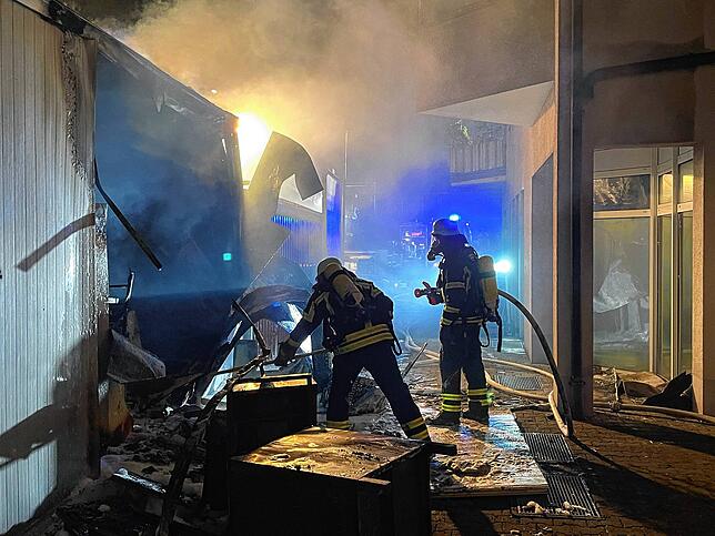 Großeinsatz für die Feuerwehr Markdorf: In der Nacht vom 24. auf den 25. August brannte der Döner-Imbiss in der Ravensburger Straße aus. ...