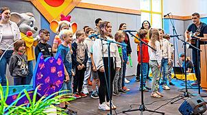 Kinder singen „Wir eröffnen heute dieses Haus“ und sorgen für Gänsehautmomente bei der Einweihungsfeier, bei der mehr als 200 Festgäste ...
