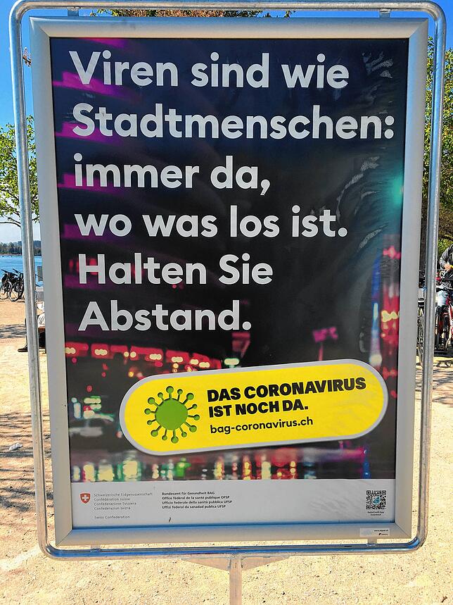 Mit diesen Tafeln warnt die Stadt Stein am Rhein in der Corona-Pandemie vor allzu dichtem Gedränge.