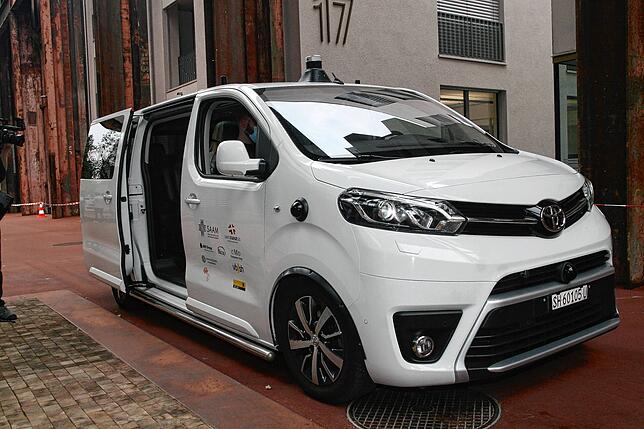 Das Demo-Fahrzeug, ein Toyota Pro-Ace, ausgerüstet mit Sensortechnologie für automatisiertes Fahren.