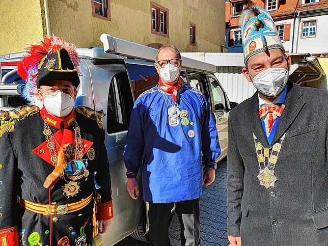 Im Rathaus-Hof bei der Vorbereitung: Dominik Schaaf, OB Jürgen Roth und Anselm Säger.