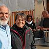 Bob und Peggy Sutter aus Boise/Idaho versäumten seit 2011 kein Hagehole. Hier beim Hagehole 2018 vor dem Wagen mit Ochs am Spieß.