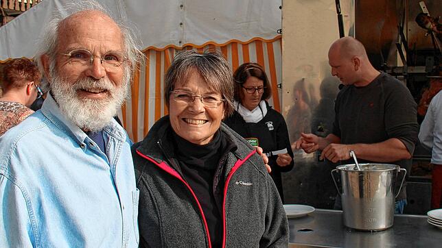 Bob und Peggy Sutter aus Boise/Idaho versäumten seit 2011 kein Hagehole. Hier beim Hagehole 2018 vor dem Wagen mit Ochs am Spieß.