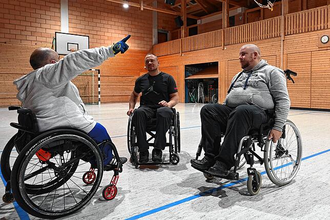 Emiddio Sansone mit Anweisungen an Emmanuel und André &bdquo;Mocke&ldquo; Rehm.