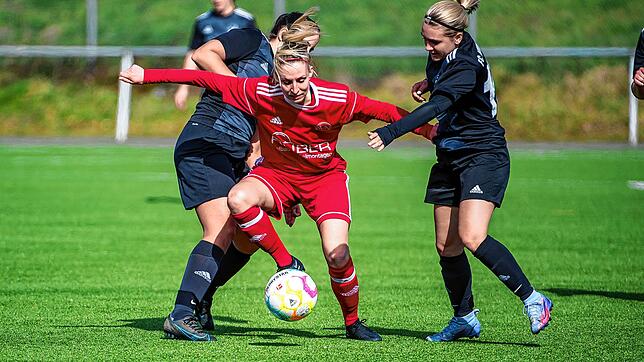 Hattrick: Leonie Goering (Mitte, hier im Spiel gegen den FC Wittlingen) war Matchwinnerin mit drei Treffern für den SC Niederhof/Binzgen ...