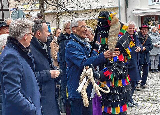 „Ich bin in froher Erwartung“: Weihbischof Paul Wehrle herzt den Überlinger Hänsele. Ganz links: Pfarrer Bernd Walter.