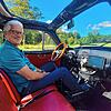 Oldtimer mit Seele: Der Markdorfer Achim Schirrmann in seinem Fiat 500 L.