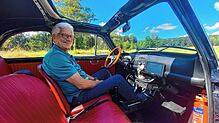 Oldtimer mit Seele: Der Markdorfer Achim Schirrmann in seinem Fiat 500 L.