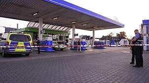 Polizeibeamte untersuchen den Tatort Tankstelle. Nach einem Raubüberfall auf eine Tankstelle im saarländischen Völklingen ist ein ...
