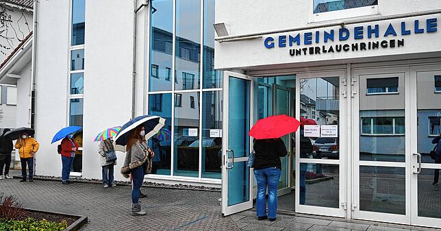 Schon eine halbe Stunde vor der Öffnung der Teststelle hatte sich im Vorraum und vor der Gemeindehalle eine Warteschlange gebildet.