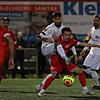 Mit großem Einsatz versucht der Villinger Mokhtar Boulachab (weißes Trikot) diesen Zweikampf gegen Pascal Sagmeister vom 1. FC ...
