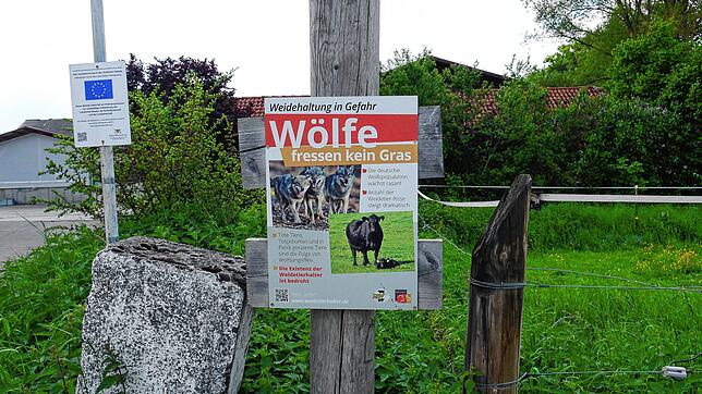 Weidehaltung in Gefahr: „Wölfe fressen kein Gras“ – das steht es auf einem Plakat geschrieben, das vor dem Hof von ...