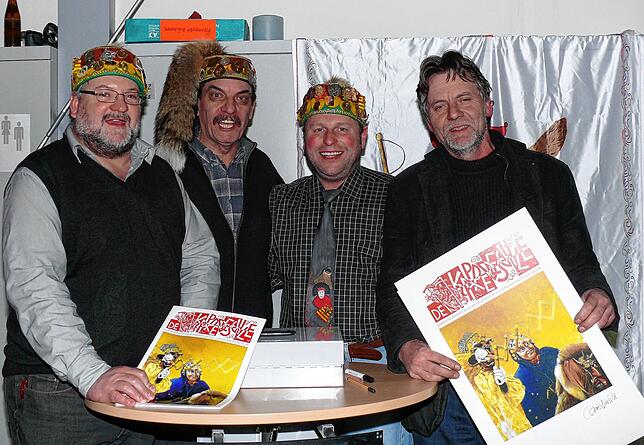 Ziemlich stolz sind sie auf das neue &bdquo;Kappedeschle&ldquo; und den Druck des Titelbildes, von links Peter Zabel, Lother Rapp, ...