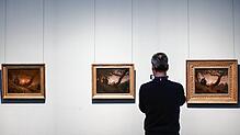 Drei verschiedene Varianten des Bildes „Zwei Männer in Betrachtung des Mondes“ sind in einer Caspar-David-Friedrich-Ausstellung in ...