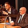 Reinhard Isak als dienstältester Gemeinderat (rechts) nimmt Neu-Bürgermeister Patrick Haas den Amtseid ab.