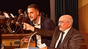 Reinhard Isak als dienstältester Gemeinderat (rechts) nimmt Neu-Bürgermeister Patrick Haas den Amtseid ab.
