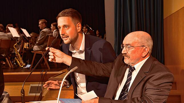 Reinhard Isak als dienstältester Gemeinderat (rechts) nimmt Neu-Bürgermeister Patrick Haas den Amtseid ab.