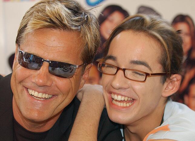 An der Schulter seines Mentors Dieter Bohlen (links) lacht Daniel Küblböck zu Beginn einer Pressekonferenz – das war 2003.