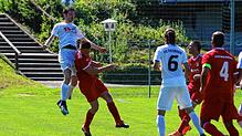Hit ganz oben: Hasan Faslak (links) und der FC Erzingen wollen im Spitzenspiel den Höhenflug von Luca Grabe und dem FC RW Weilheim stoppen.