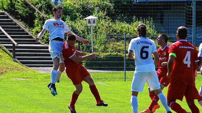 Hit ganz oben: Hasan Faslak (links) und der FC Erzingen wollen im Spitzenspiel den Höhenflug von Luca Grabe und dem FC RW Weilheim stoppen.
