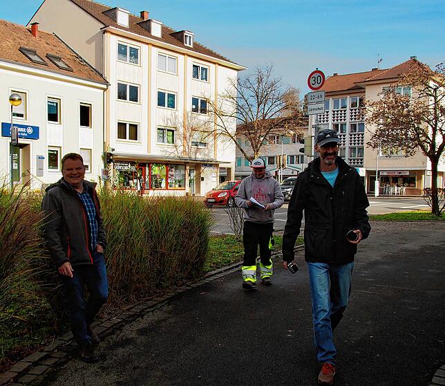 Joachim Dutt (links) und Urban Gramilich (rechts) vom Gottmadinger Bauamt haben sich mit Denny Lange den Standort des neuen ...