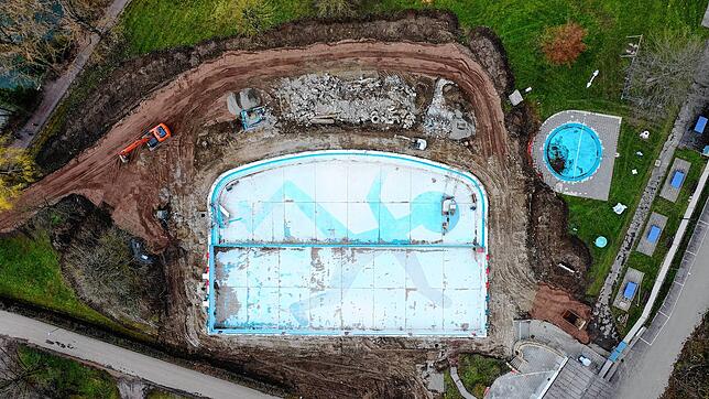 Die Baustelle aus der Vogelperspektive. Das Drohnenfoto entstand Ende März 2021 kurz nach Beginn der Freibadsanierung am Waldshuter ...